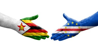 Cape Verde ve Zimbabwe bayrakları arasındaki el sıkışma ellerinde izole şeffaf görüntü.