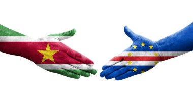 Cape Verde ile Surinam bayrakları arasında el sıkışma, izole şeffaf görüntü.