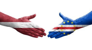 Cape Verde ile Letonya bayrakları arasında el sıkışma, izole şeffaf resim.