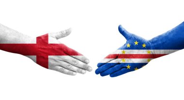 Cape Verde ve İngiltere bayrakları arasındaki el sıkışma ellerinde resmedilmiş şeffaf görüntü.