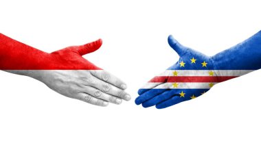 Cape Verde ve Endonezya bayrakları arasındaki el sıkışma ellerinde izole şeffaf görüntü.