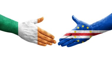 Cape Verde ile İrlanda bayrakları arasında el sıkışma, izole şeffaf görüntü.