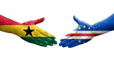Cape Verde ve Gana bayrakları arasında tokalaşma elleri boyanmış, izole şeffaf görüntü.
