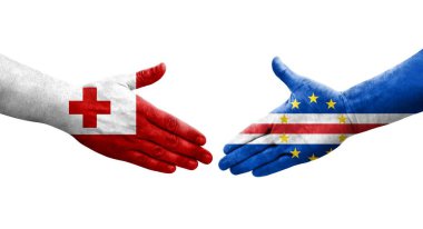 Cape Verde ve Tonga bayrakları arasında tokalaşma elleri boyanmış, izole şeffaf görüntü.