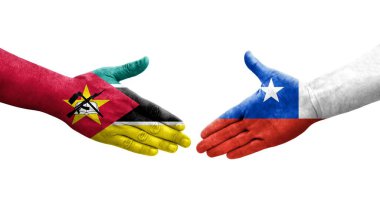Şili ve Mozambik bayrakları arasındaki el sıkışma ellerinde boyanmış, izole şeffaf görüntü.