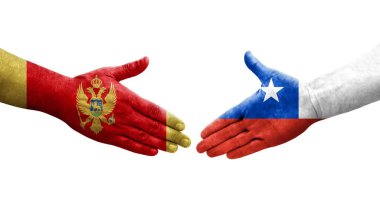 Şili ile Karadağ arasındaki el sıkışma ellerinde bayraklar, izole edilmiş şeffaf görüntü.