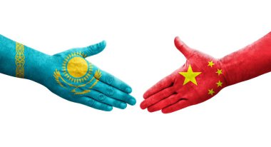 Çin ve Kazakistan bayrakları arasındaki el sıkışma ellerinde resmedilmiş şeffaf görüntü.