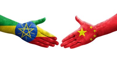 Çin ve Etiyopya bayrakları arasındaki el sıkışma ellerinde resmedilmiş şeffaf görüntü.