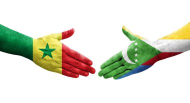 Comoros ve Senegal bayrakları arasındaki tokalaşma ellerinde izole şeffaf görüntü.