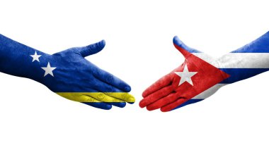 Küba ve Curacao bayrakları arasındaki el sıkışma ellerinde resmedilmiş şeffaf görüntü.