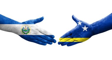 Curacao ve El Salvador bayrakları arasındaki tokalaşma ellerinde izole şeffaf görüntü.