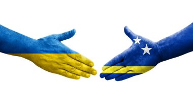 Curacao ve Ukrayna bayrakları arasındaki el sıkışma, izole şeffaf görüntü.