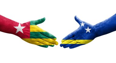 Curacao ve Togo bayrakları arasındaki el sıkışma ellerinde resmedilmiş şeffaf görüntü.
