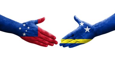 Curacao ve Samoa bayrakları arasındaki tokalaşma elleri boyalı, izole şeffaf görüntü.