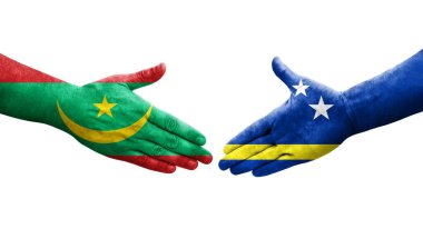 Curacao ve Moritanya bayrakları arasındaki el sıkışma ellerinde izole şeffaf görüntü.