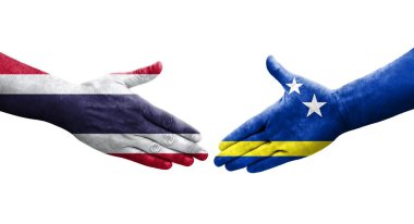 Curacao ve Tayland bayrakları arasındaki el sıkışma ellere boyanmış, izole şeffaf görüntü.