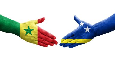 Curacao ve Senegal bayrakları arasındaki el sıkışma, izole şeffaf görüntü.