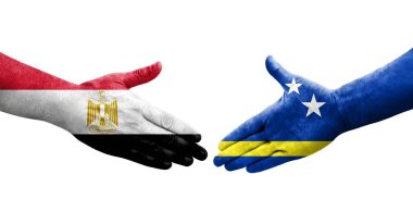 Curacao ve Mısır bayrakları arasındaki el sıkışma ellerinde resmedilmiş şeffaf görüntü.