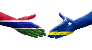 Curacao ve Gambiya bayrakları arasındaki tokalaşma elleri boyalı, izole şeffaf görüntü.