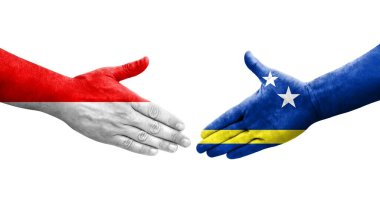 Curacao ve Endonezya bayrakları arasındaki el sıkışma ellerinde izole şeffaf görüntü.