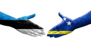Curacao ve Estonya bayrakları arasındaki el sıkışma ellerinde resmedilmiş şeffaf görüntü.