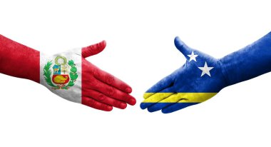 Curacao ve Peru bayrakları arasındaki el sıkışma ellere boyanmış, izole şeffaf görüntü.