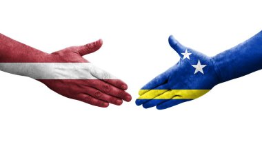 Curacao ve Letonya bayrakları arasındaki el sıkışma, izole şeffaf görüntü.