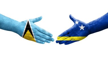 Curacao ve Saint Lucia bayrakları arasındaki el sıkışma ellerinde resmedilmiş şeffaf görüntü.