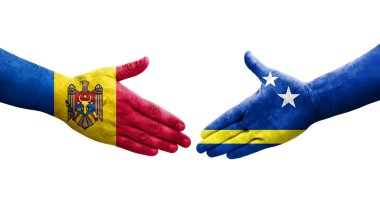 Curacao ve Moldova bayrakları arasındaki el sıkışma ellere boyanmış, izole şeffaf görüntü.