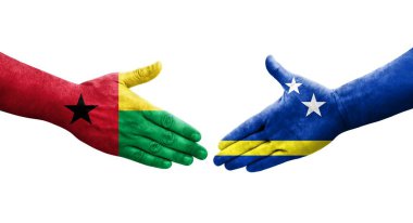 Curacao ve Gine Bissau bayrakları arasındaki tokalaşma elleri boyalı, izole şeffaf görüntü.