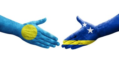 Curacao ve Palau bayrakları arasındaki tokalaşma elleri boyalı, izole şeffaf görüntü.