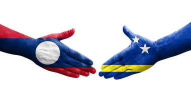 Curacao ve Laos bayrakları arasındaki tokalaşma elleri boyalı, izole şeffaf görüntü.
