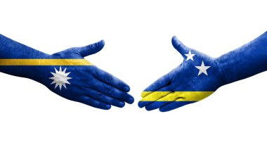 Curacao ve Nauru bayrakları arasındaki el sıkışma ellerinde izole şeffaf görüntü.