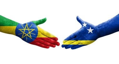 Curacao ve Etiyopya bayrakları arasındaki el sıkışma ellerinde izole şeffaf görüntü.