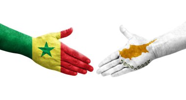 Kıbrıs Rum Kesimi ile Senegal bayrakları arasındaki el sıkışma, izole edilmiş şeffaf görüntü.