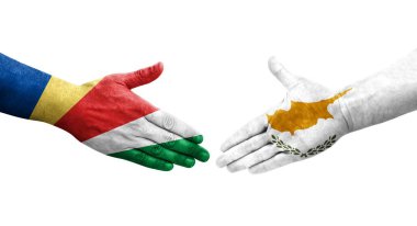 Kıbrıs Rum Kesimi ile Seyşeller arasındaki el sıkışma ellerinde boyanmış bayraklar, izole edilmiş şeffaf görüntü.