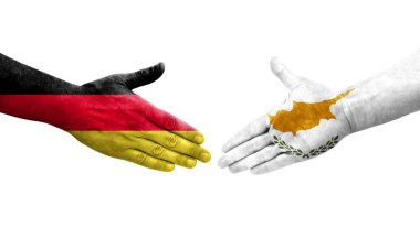 Kıbrıs ve Almanya arasındaki el sıkışma ellerinde bayraklar, izole edilmiş şeffaf görüntü.