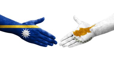 Kıbrıs Rum Kesimi ile Nauru bayrakları arasındaki el sıkışma, izole edilmiş şeffaf görüntü.