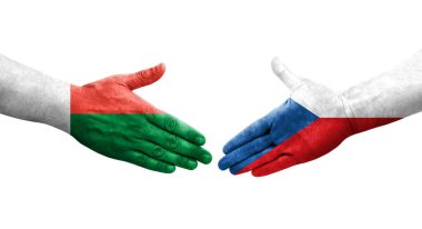 Çek ve Madagaskar bayrakları arasındaki tokalaşma elleri boyalı, izole şeffaf görüntü.