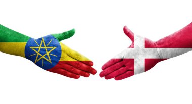 Danimarka ve Etiyopya bayrakları arasındaki el sıkışma ellerinde boyanmış, izole şeffaf görüntü.