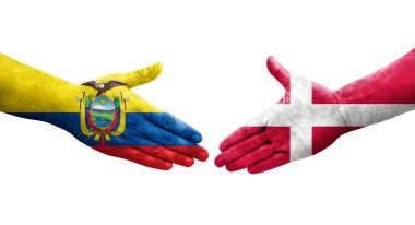 Danimarka ve Ekvador bayrakları arasındaki el sıkışma ellerinde boyanmış, izole şeffaf görüntü.