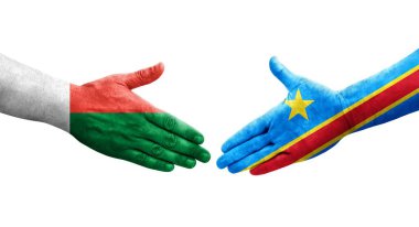 Dr Kongo ve Madagaskar bayrakları arasındaki tokalaşma elleri boyalı, izole şeffaf görüntü.