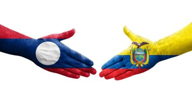 Ellere boyanmış Ekvador ve Laos bayrakları arasındaki el sıkışma, izole şeffaf görüntü.