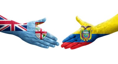 Ellere boyanmış Ekvador ve Fiji bayrakları arasındaki el sıkışma, izole saydam görüntü.