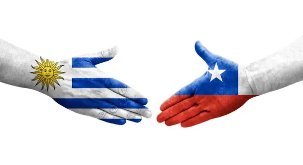 チリとウルグアイの旗の間の握手手で描かれた孤立した透明なイメージ — ストック写真