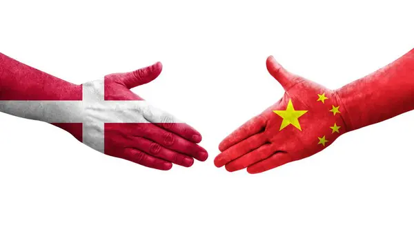 Uścisk Dłoni Między Chinami Danią Flagi Malowane Rękach Odizolowany Przezroczysty — Zdjęcie stockowe
