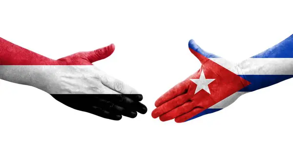 Рукостискання Між Прапорами Куби Ємену Намальоване Руках Ізольоване Прозоре Зображення — стокове фото