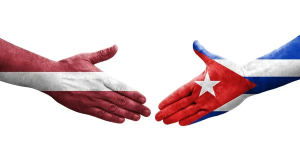 Handslag Mellan Kuba Och Lettland Flaggor Målade Händer Isolerad Transparent — Stockfoto