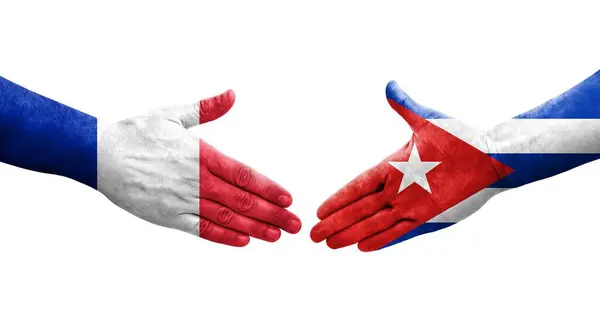 Рукостискання Між Прапорами Куби Франції Намальоване Руках Ізольоване Прозоре Зображення — стокове фото