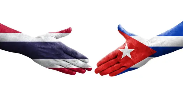 Рукостискання Між Кубинськими Тайськими Прапорами Намальоване Руках Ізольоване Прозоре Зображення — стокове фото